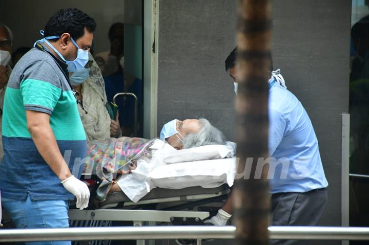 Dilip Kumar returns home after being discharged from hospital!