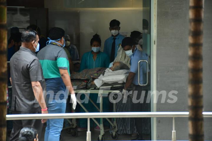 Dilip Kumar returns home after being discharged from hospital!