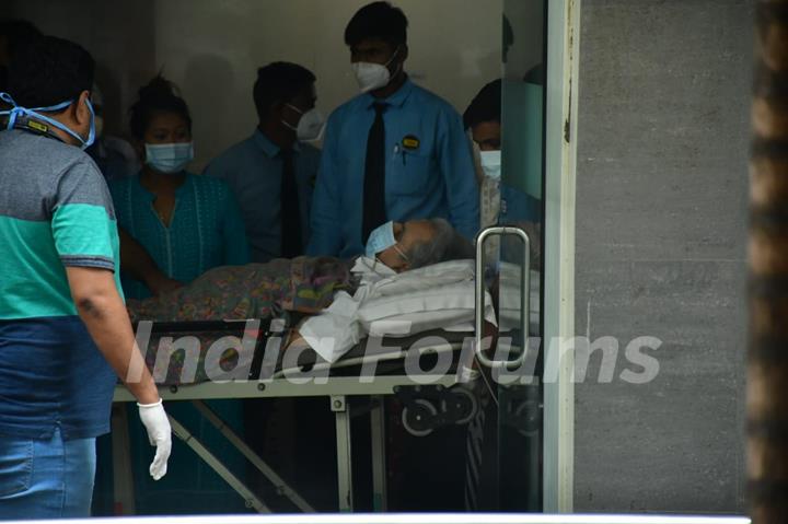 Dilip Kumar returns home after being discharged from hospital!
