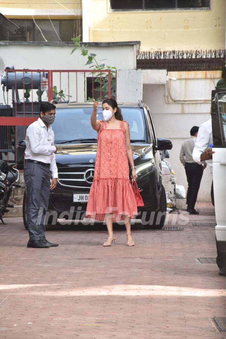 Shilpa Shetty snapped with sister Shamita Shetty at a dubbing studio