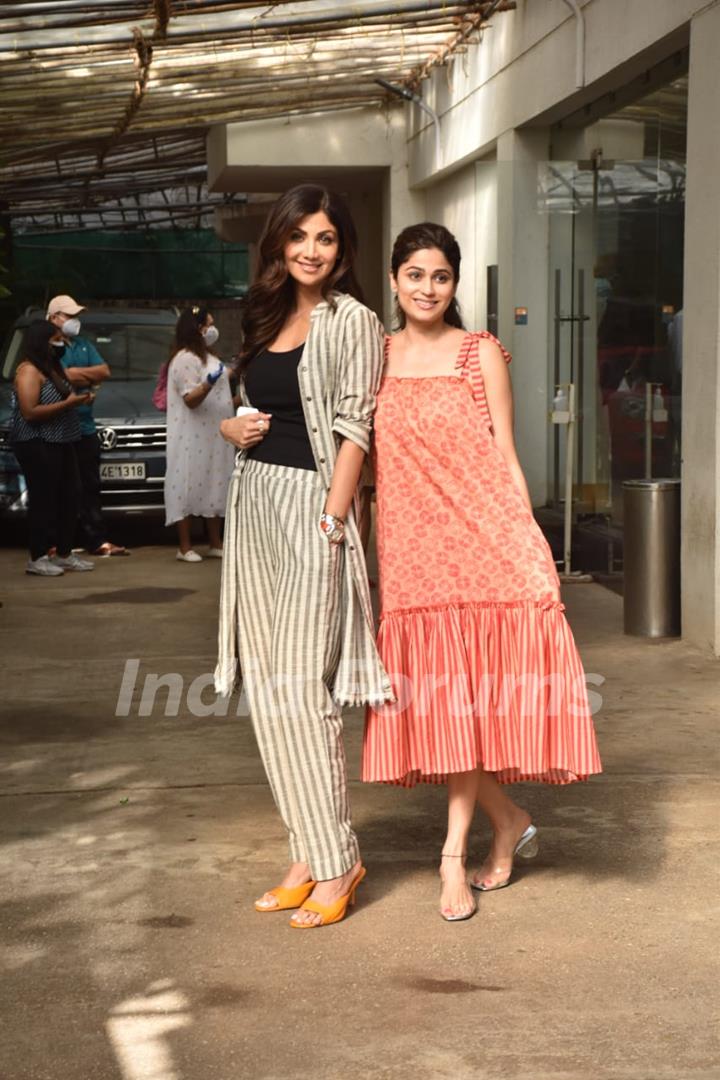 Shilpa Shetty snapped with sister Shamita Shetty at a dubbing studio