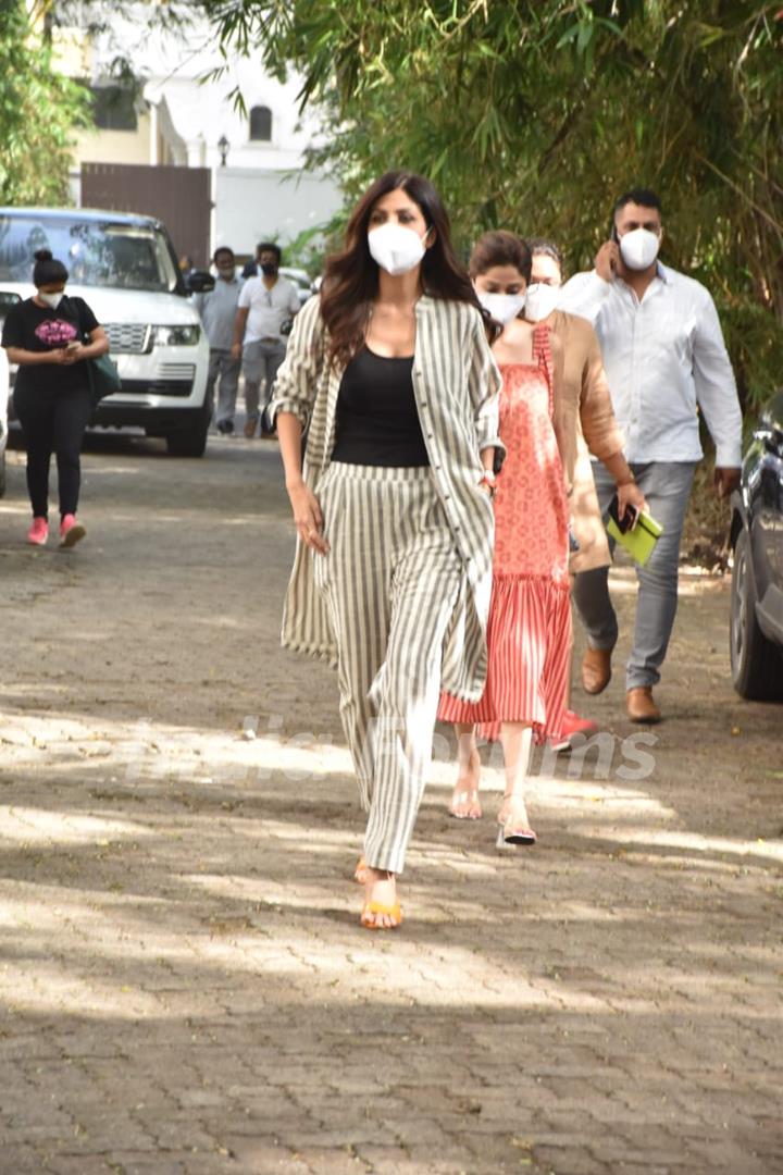 Shilpa Shetty snapped with sister Shamita Shetty at a dubbing studio