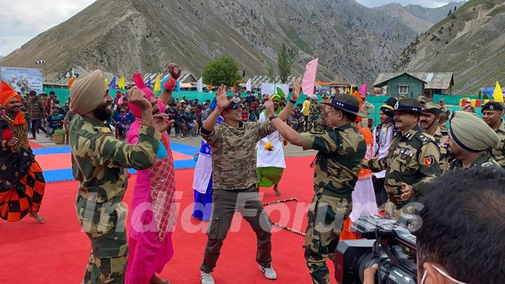 Akshay Kumar meets BSF jawans at Tulail Valley, Kashmir and pays homage to the fallen braves