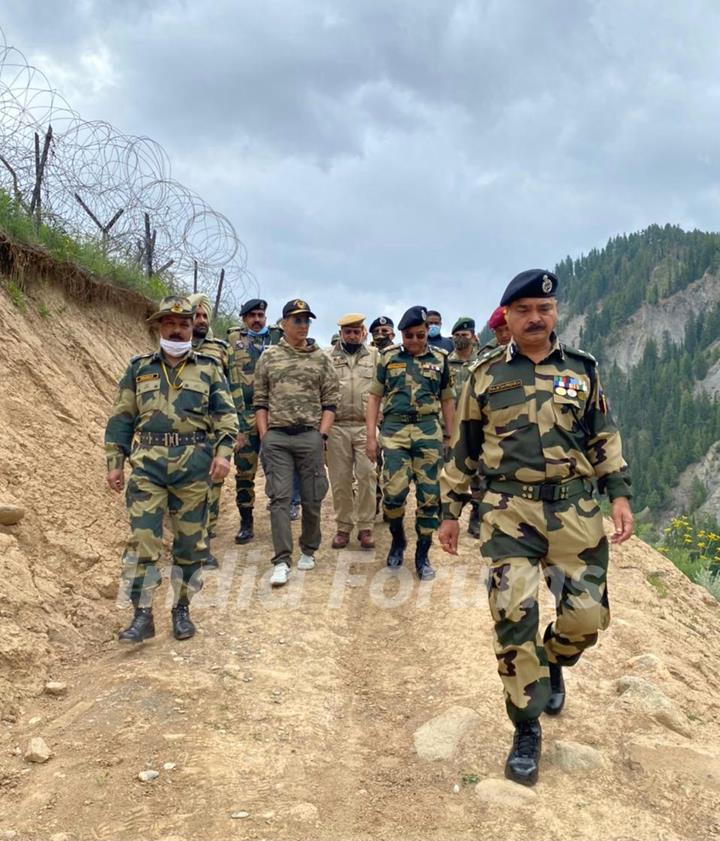 Akshay Kumar meets BSF jawans at Tulail Valley, Kashmir and pays homage to the fallen braves