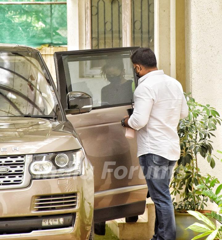 Alia Bhatt snapped at dubbing studio in Juhu