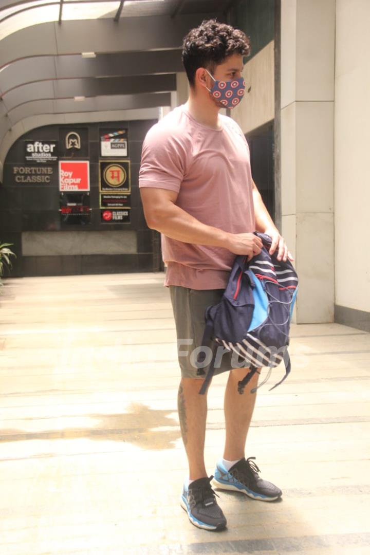 Kunal Kemmu snapped at gym in Khar