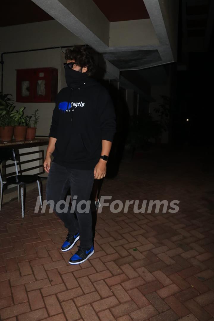 Arjun Kapoor snapped at Kareena Kapoor's house