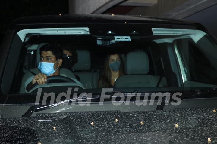 Malaika Arora and her beau Arjun Kapoor snapped at Kareena Kapoor's house