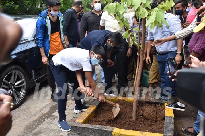 Ajay Devgn and son Yug at a tree plantation drive in Juhu, Mumbai!