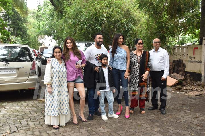 Shilpa Shetty and her family snapped at Sunny Super Sound