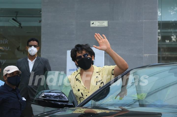 Kartik Aaryan greets paps as he arrives at Hinduja hospital to take the Covid-19 vaccine!