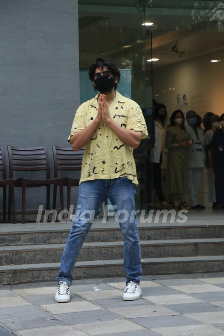 Kartik Aaryan greets paps as he arrives at Hinduja hospital to take the Covid-19 vaccine!