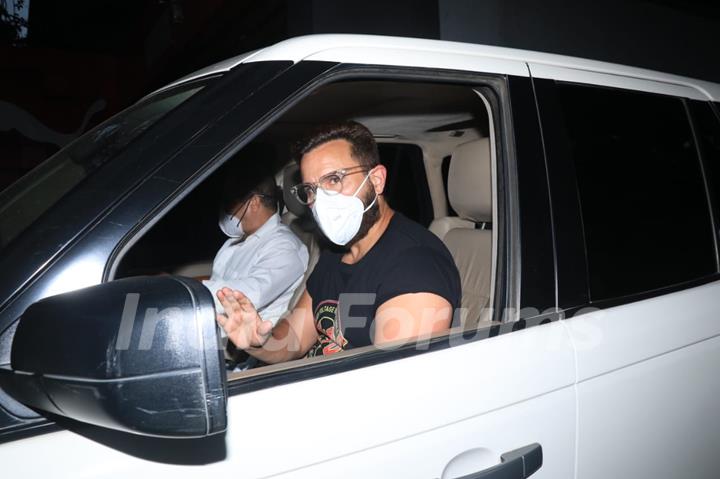 Saif Ali Khan snapped at Producer Ramesh Taurani's office in Bandra!