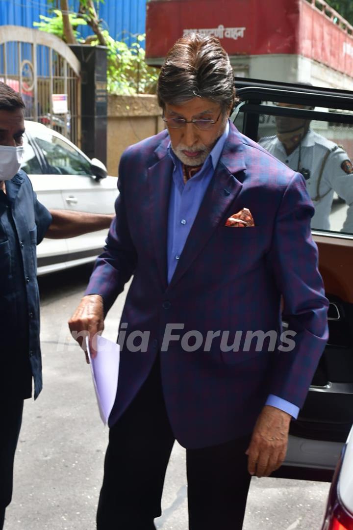 Amitabh Bachchan spotted at a shoot in Bandra