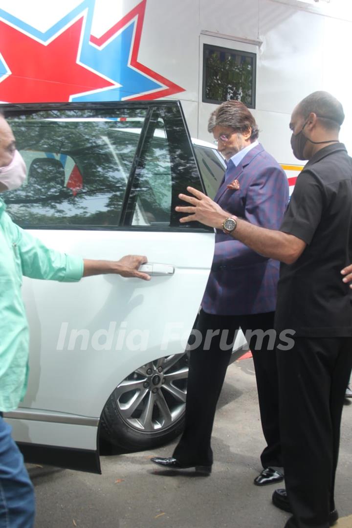 Amitabh Bachchan spotted at a shoot in Bandra