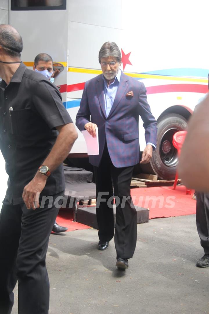 Amitabh Bachchan spotted at a shoot in Bandra