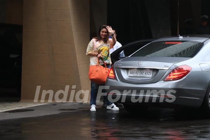 Kareena Kapoor Khan arrives at Karisma Kapoor's house for her birthday bash!