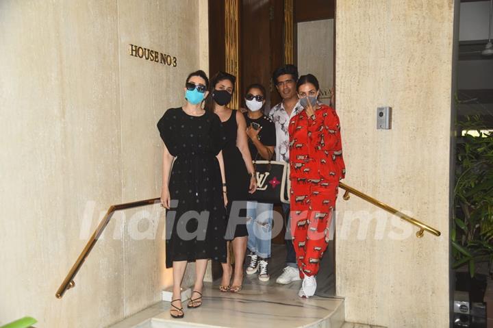 Kareena, Malaika, Amrita and Karisma step out for a lunch at Manish Malhotra's residence!