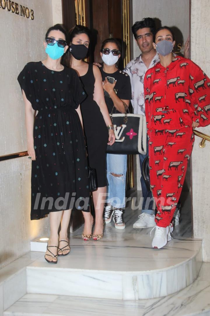 Kareena, Malaika, Amrita and Karisma step out for a lunch at Manish Malhotra's residence!