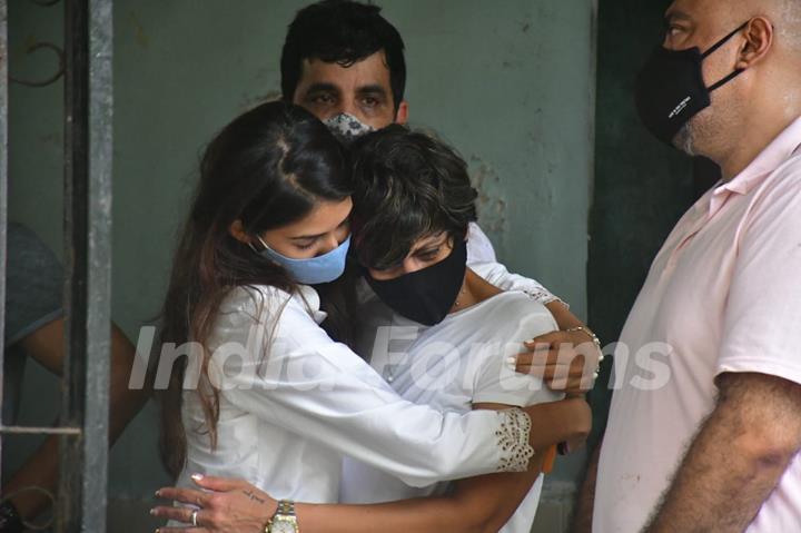 Mandira Bedi bursts into tears at her husband's funeral