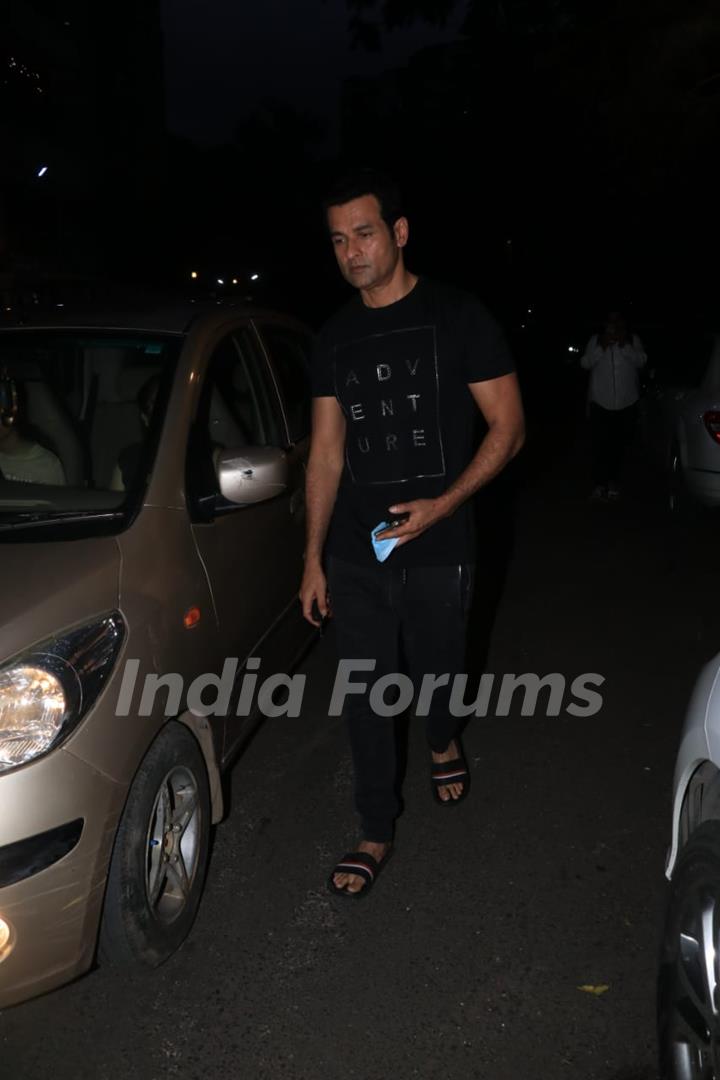 Rohit Roy snapped visiting Mandira Bedi's house