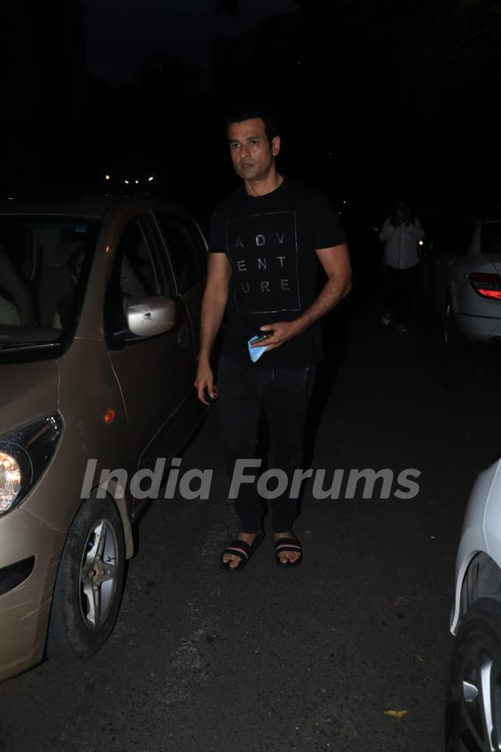 Rohit Roy snapped visiting Mandira Bedi's house