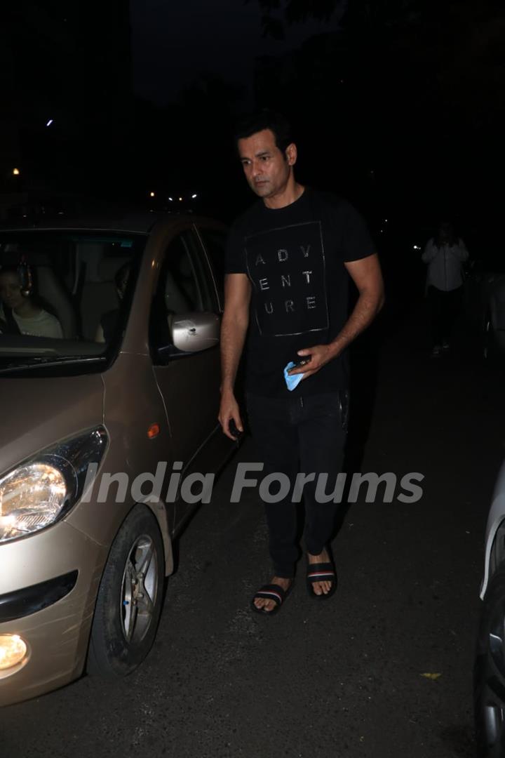 Rohit Roy snapped visiting Mandira Bedi's house