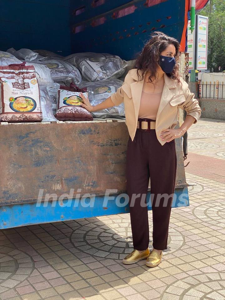 Tisca Chopra donates 1500 Kgs of Rice Packets to Theatre workers suffering due to the pandemic