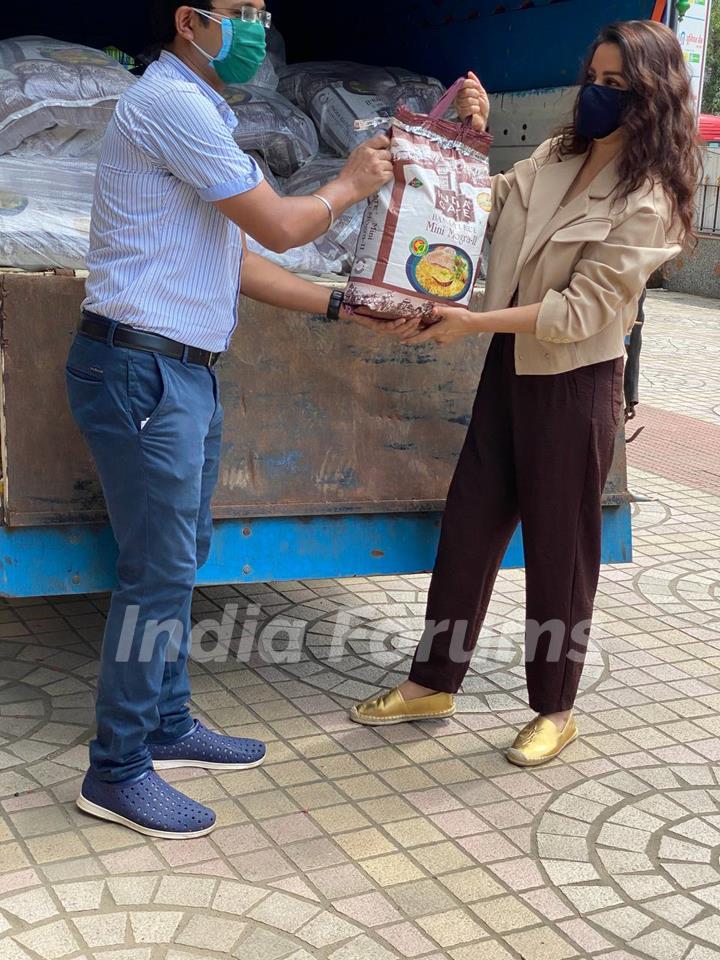 Tisca Chopra donates 1500 Kgs of Rice Packets to Theatre workers suffering due to the pandemic