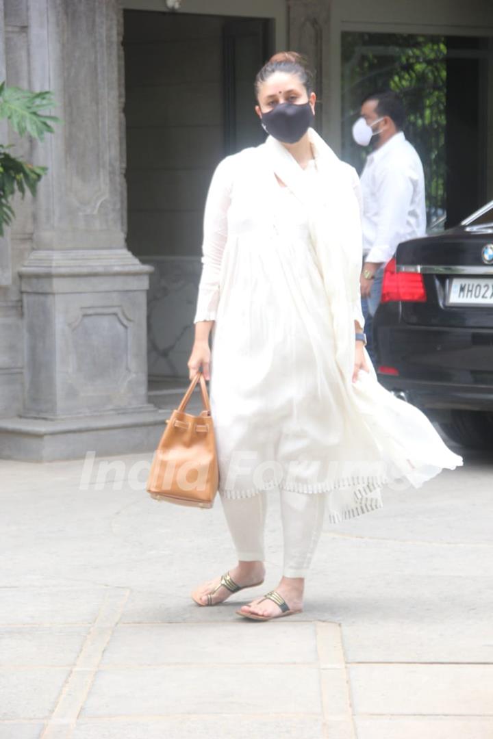 Kareena Kapoor Khan snapped in Bandra