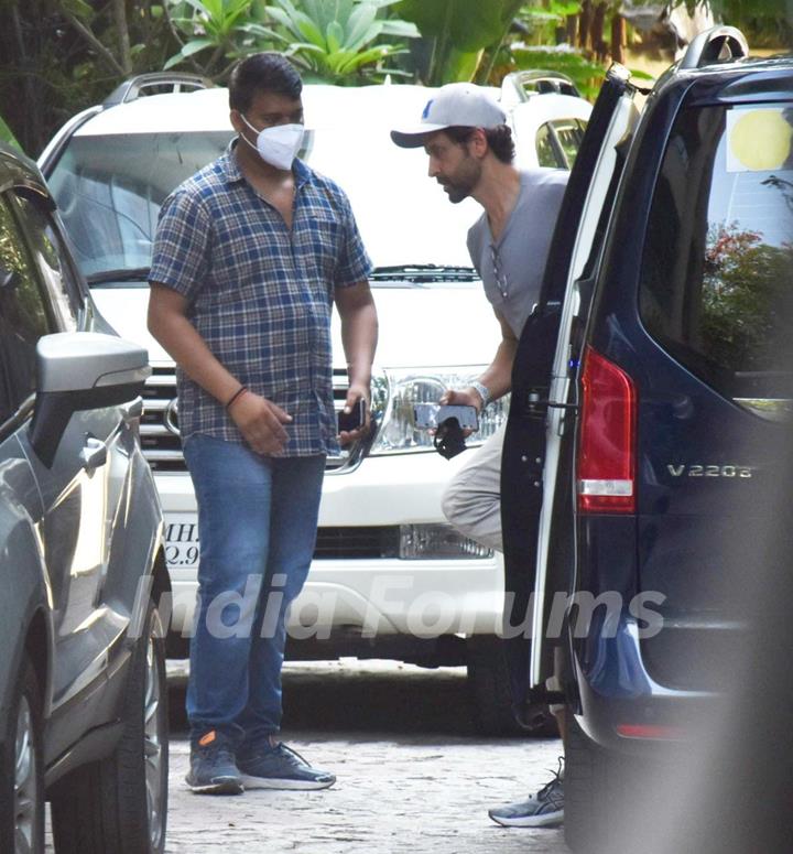 Hrithik Roshan snapped in Juhu