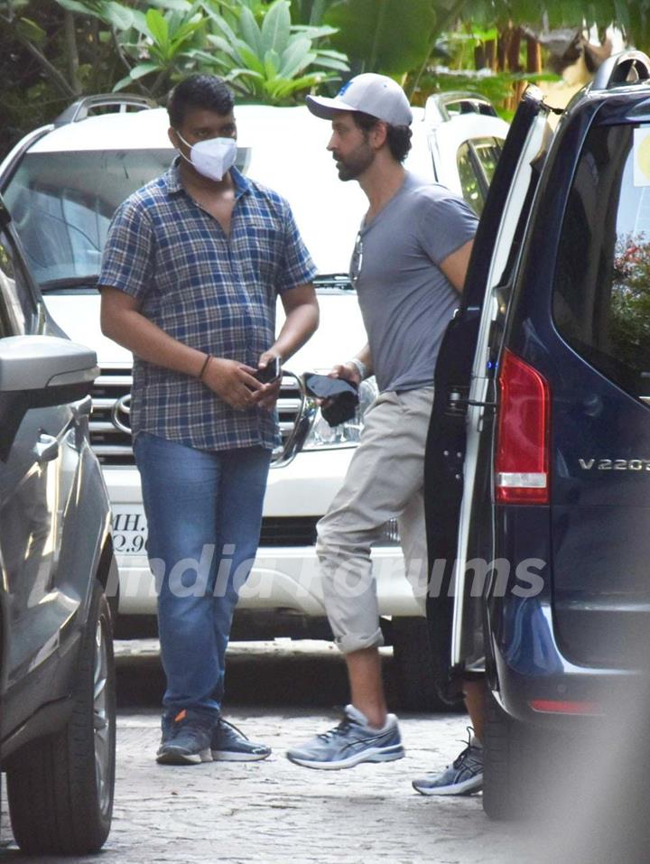 Hrithik Roshan snapped in Juhu