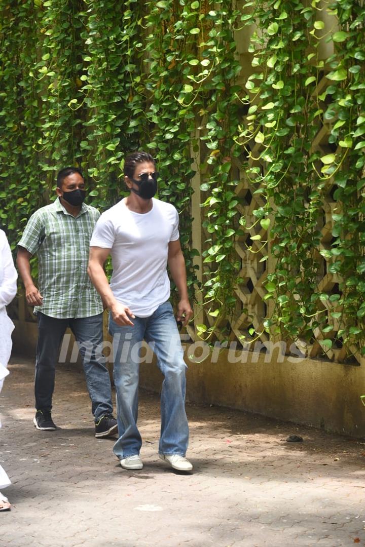 Shah Rukh Khan at Dilip Kumar's funeral