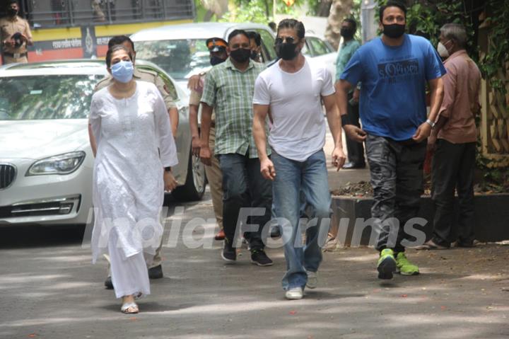 Shah Rukh Khan at Dilip Kumar's funeral