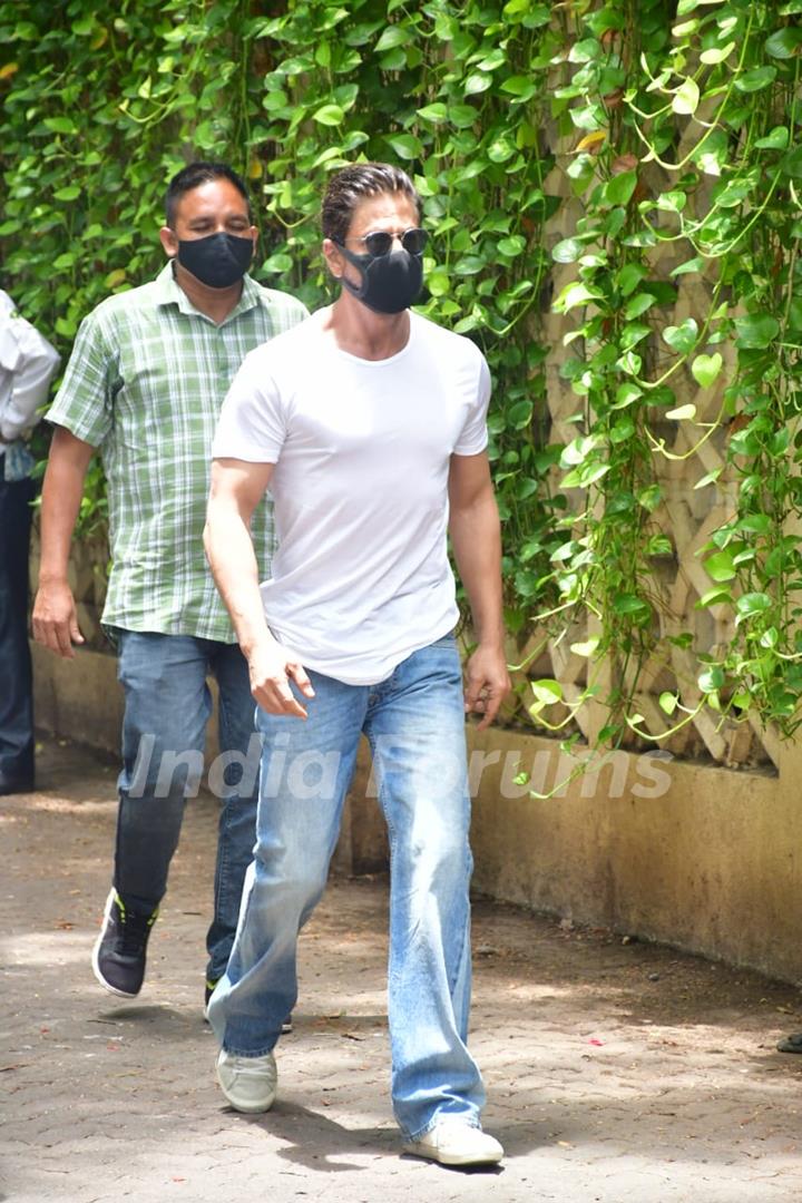 Shah Rukh Khan at Dilip Kumar's funeral