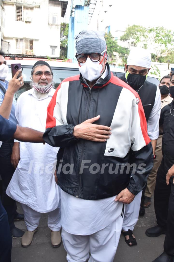 Amitabh Bachchan at Dilip Kumar's last rites