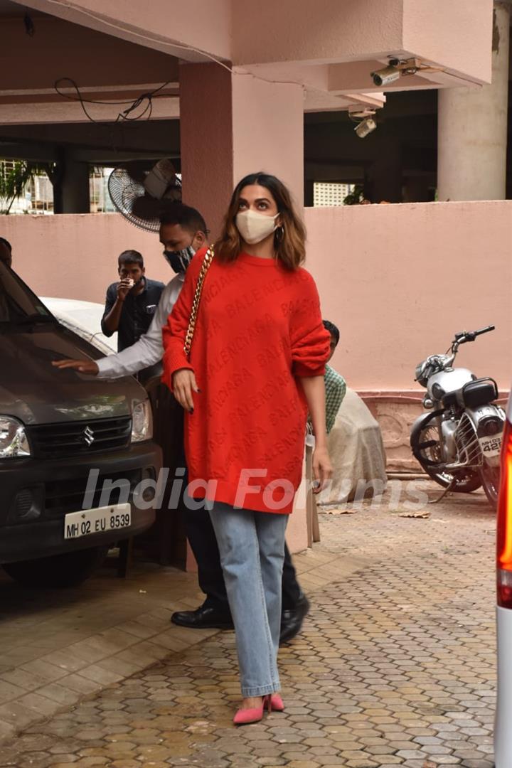 Deepika Padukone snapped at Sanjay Leela Bhansali office, Juhu 