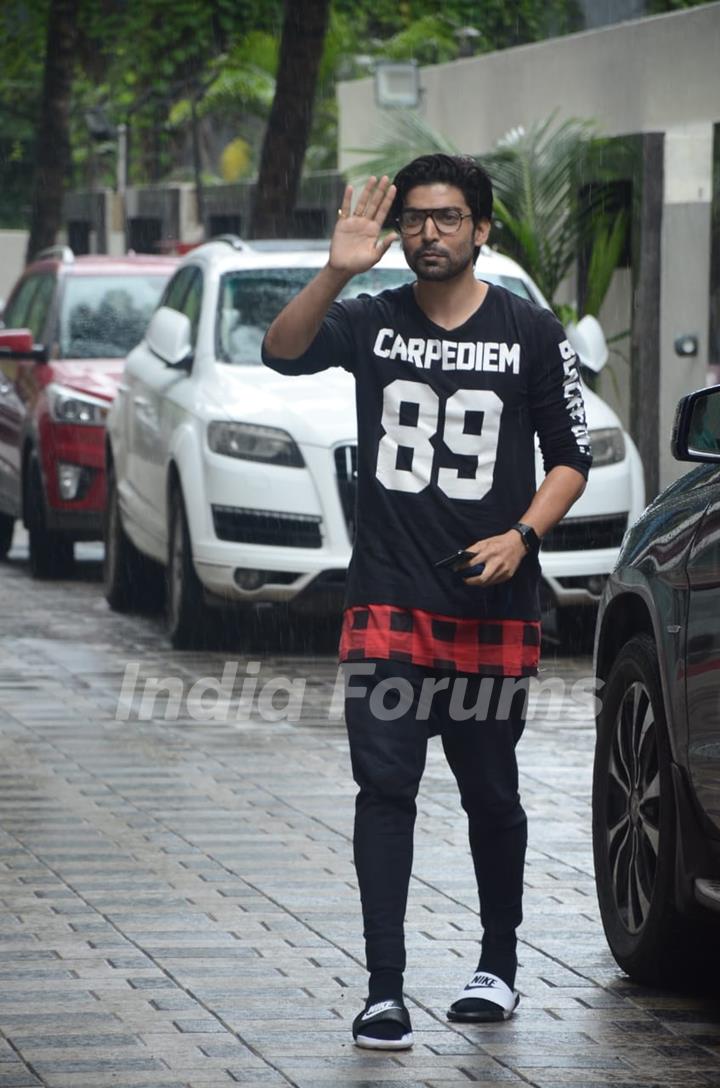 Gurmeet Chaudhry snapped at T-series office