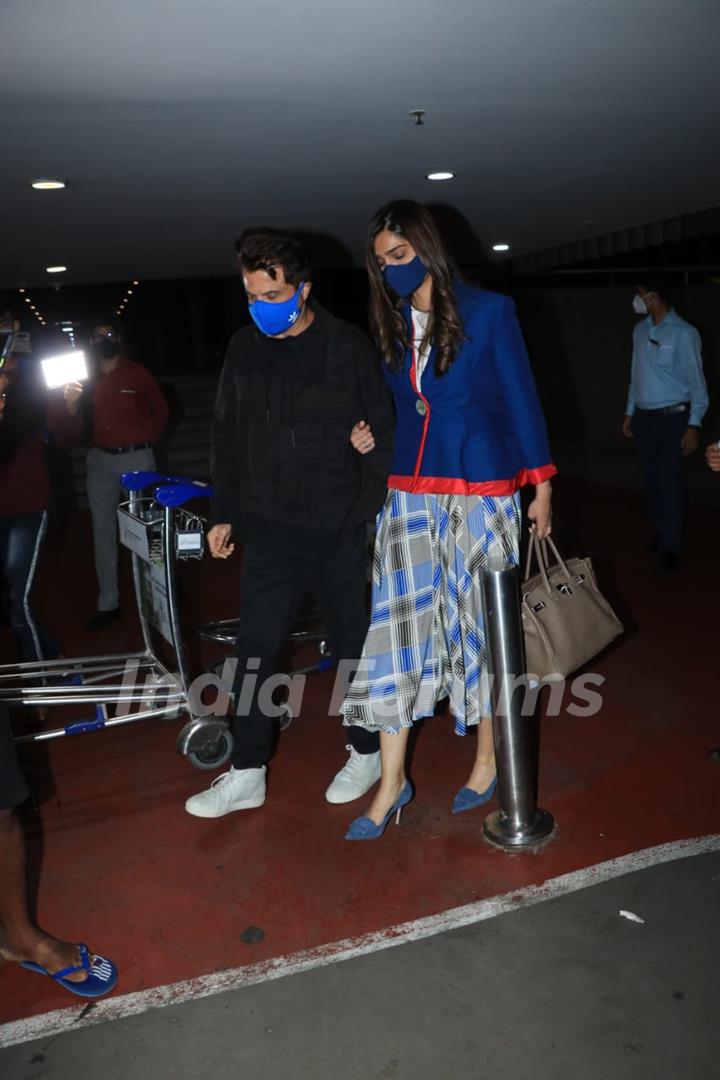 Sonam Kapoor returns back to Mumbai, father Anil Kapoor arrives at airport