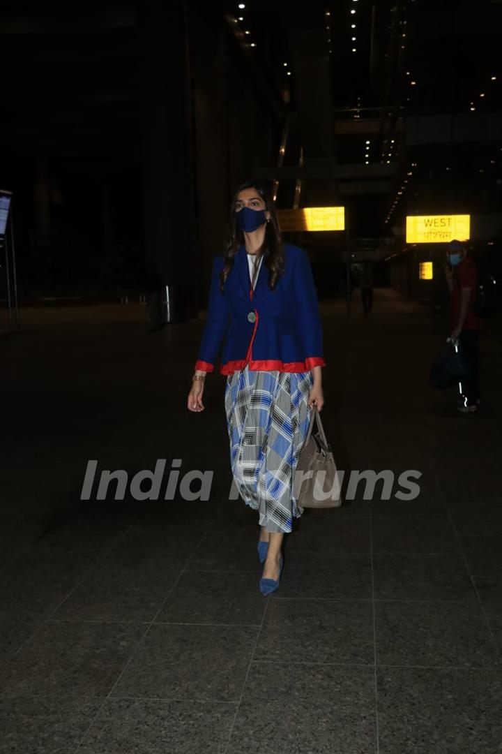 Sonam Kapoor returns back to Mumbai, father Anil Kapoor arrives at airport