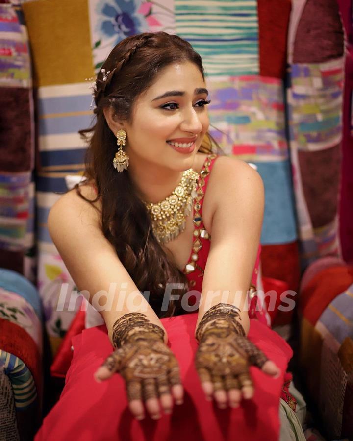 Inside pics: Disha Parmar Mehendi ceremony