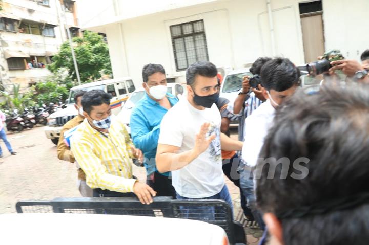 Just In: Raj Kundra snapped at Byculla Police Station...