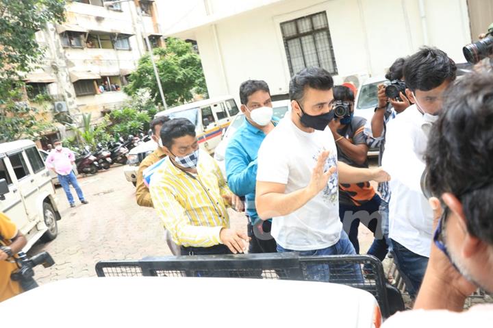 Just In: Raj Kundra snapped at Byculla Police Station...