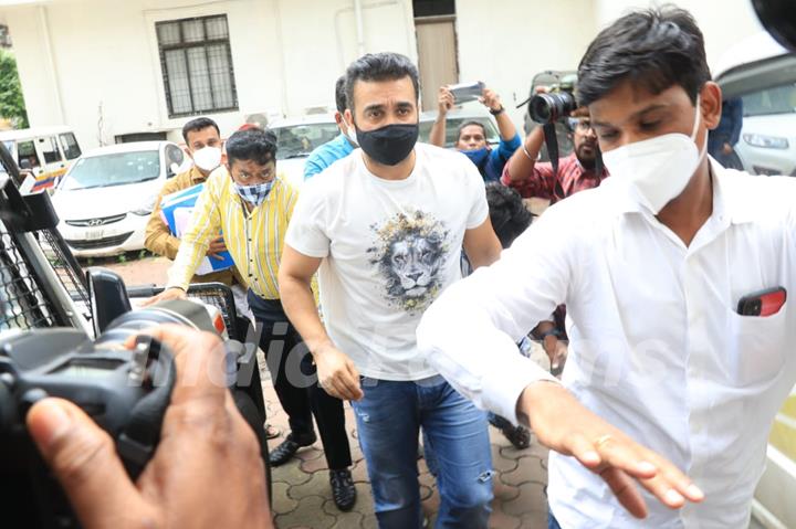 Just In: Raj Kundra snapped at Byculla Police Station...