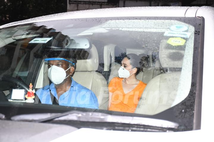 Karisma Kapoor snapped visiting Kareena Kapoor's residence