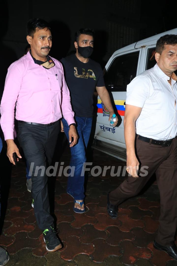 CBI officials raid Raj Kundra's residence!