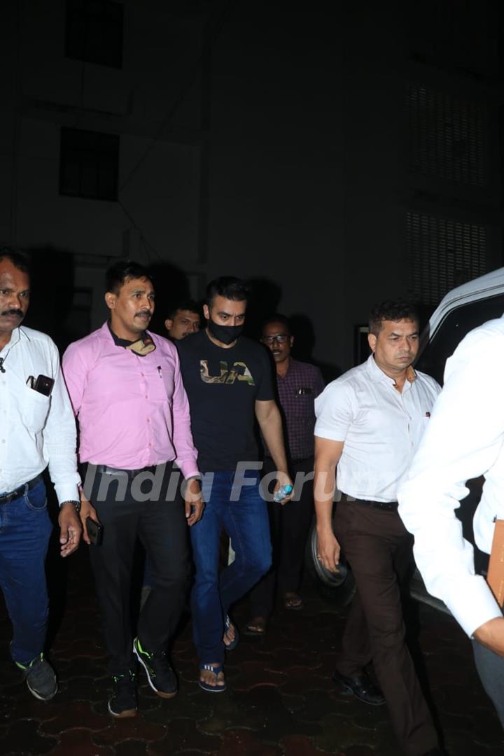 CBI officials raid Raj Kundra's residence!