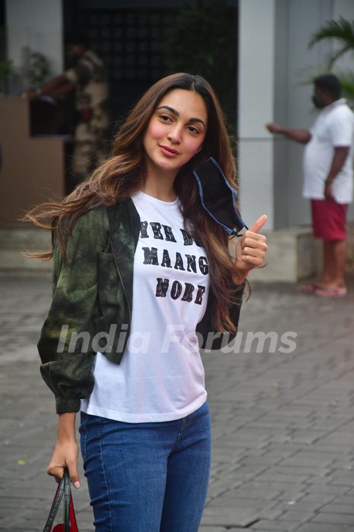 Kiara Advani snapped at Kalina airport