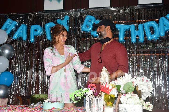 Kriti Sanon celebrates her birthday with Mimi director Laxman Utekar