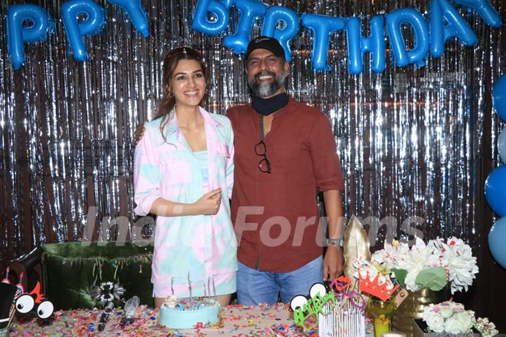 Kriti Sanon celebrates her birthday with Mimi director Laxman Utekar